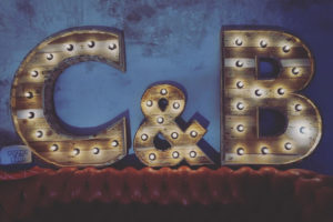 Marquee letters madera y bombillas.