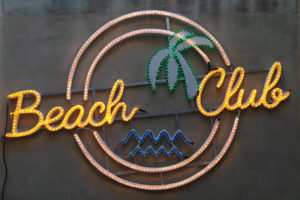 Cartel luminoso Beach Club para Arenal Sound.