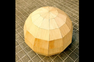 Esfera geométrica en contrachapado