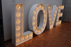 Letras luminosas LOVE de 1,20 cm con perfil de hierro pintado