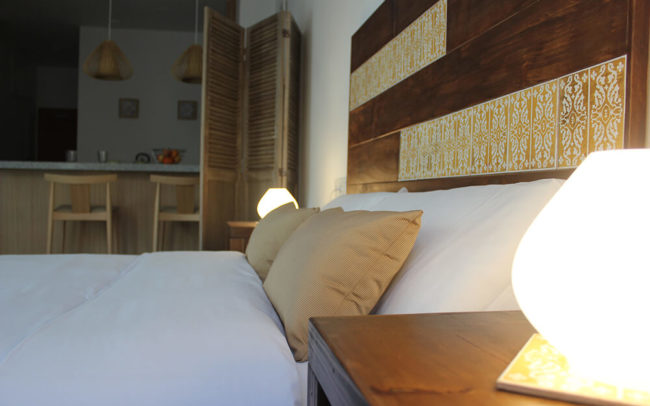 Cabecero listones oscuros y azulejos recuperados