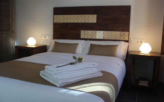 Cabecero listones oscuros y azulejos recuperados