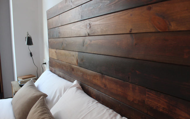 Cabecero con listones de madera horizontales