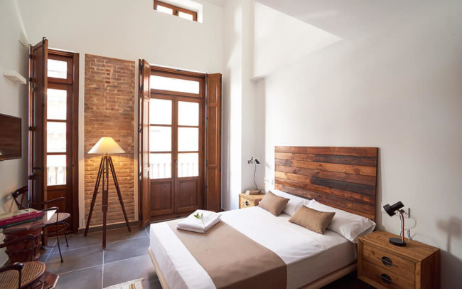 Cabecero con listones de madera horizontales