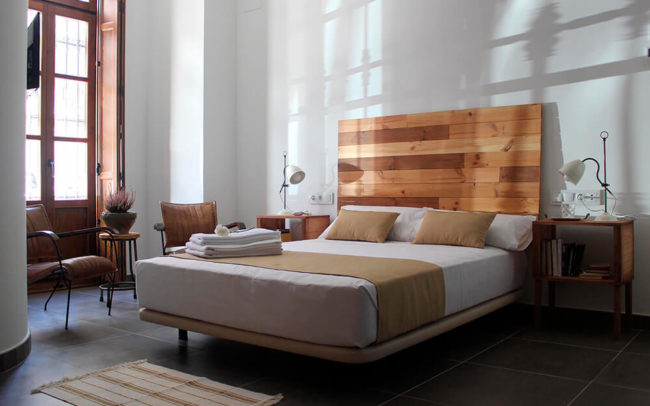 Cabecero de listones de madera con tonos claros