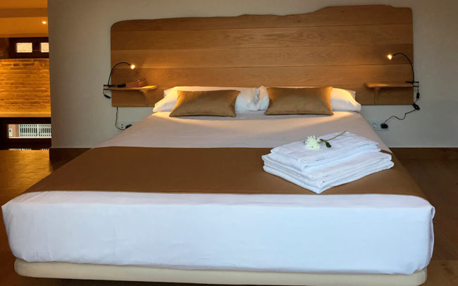 Cabecero de roble con mesitas a juego