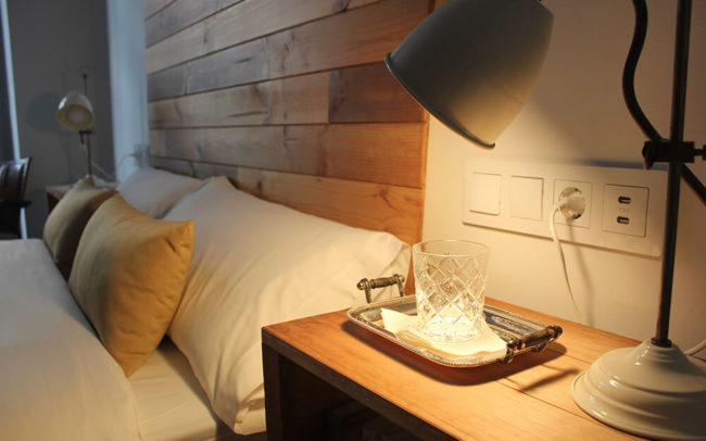 Cabecero madera pino tonos claros