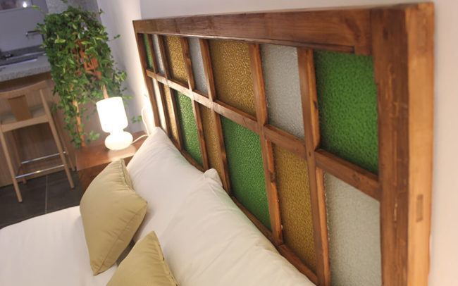 Puerta de madera de mobila con vidrieras.