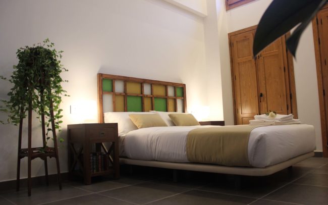 Puerta de madera de mobila con vidrieras