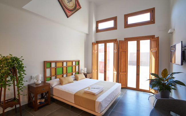 Cabecero puerta con vidriera de mobila restaurada